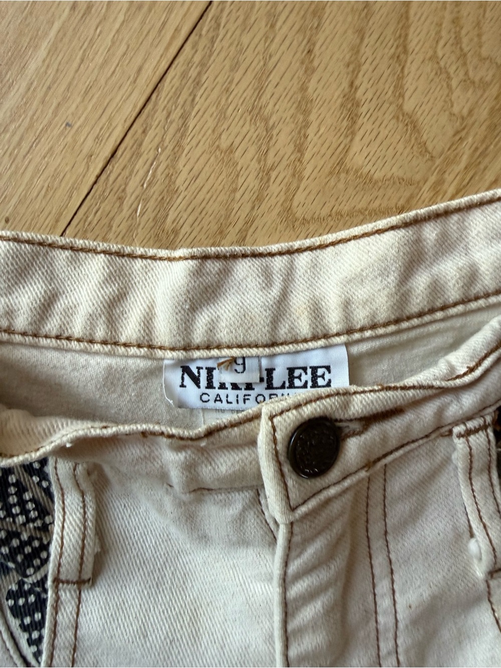 vintage ✨Niki-Lee Cream Denim Shorts with Patterned Pocket and Side Panels - Picture 2 of 3